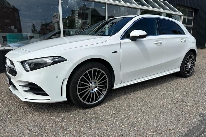 Sort Mercedes A250 e fra 2020 set udefra
