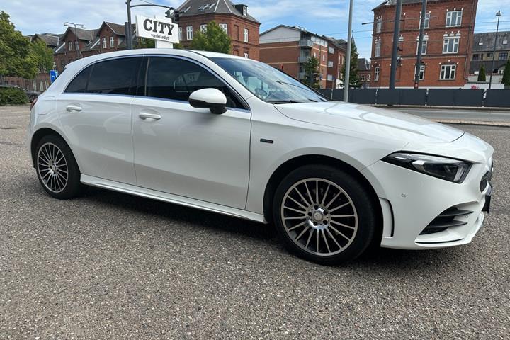 Sort Mercedes A250 e fra 2020