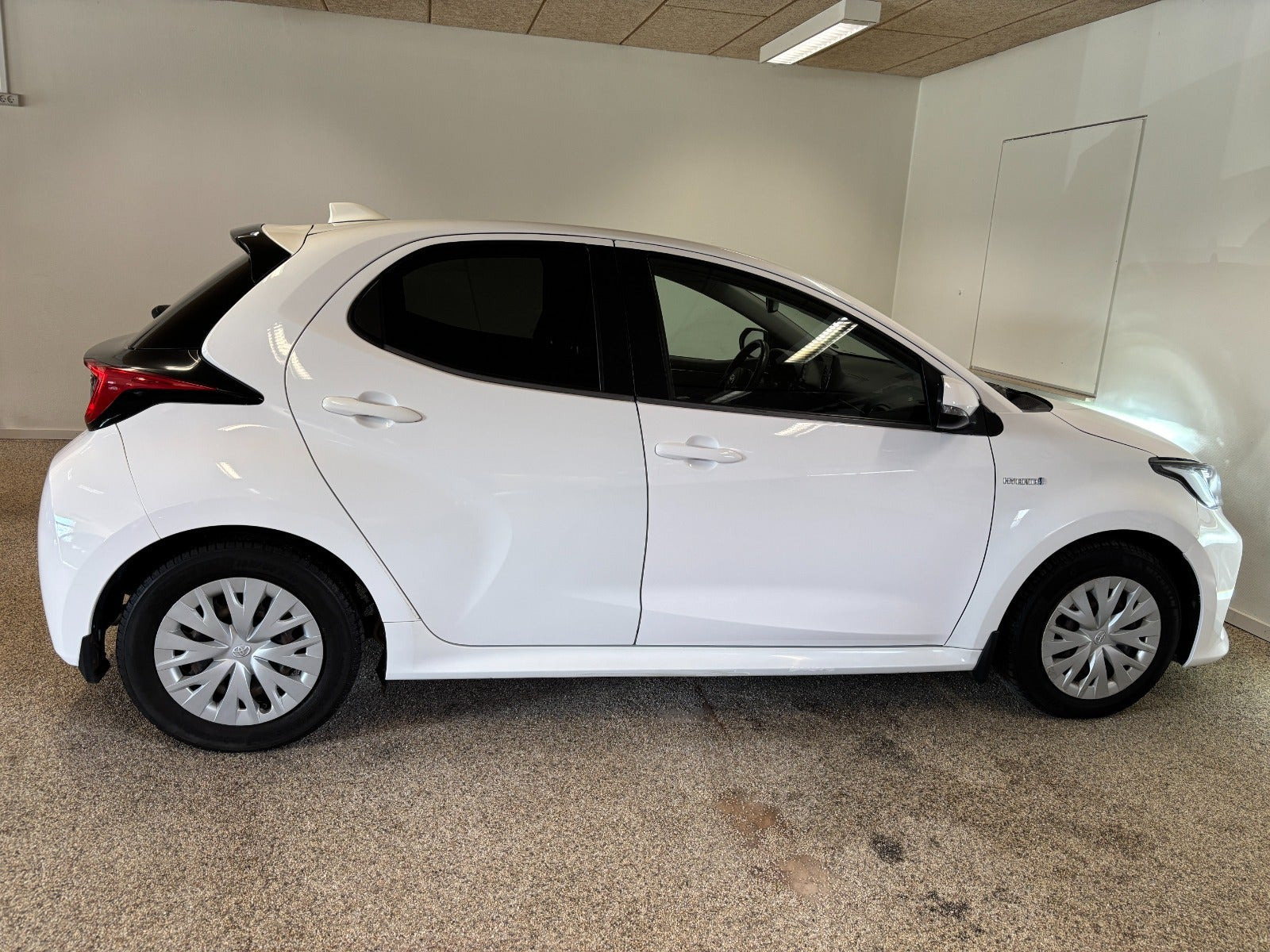 Hvid Toyota Yaris fra 2021