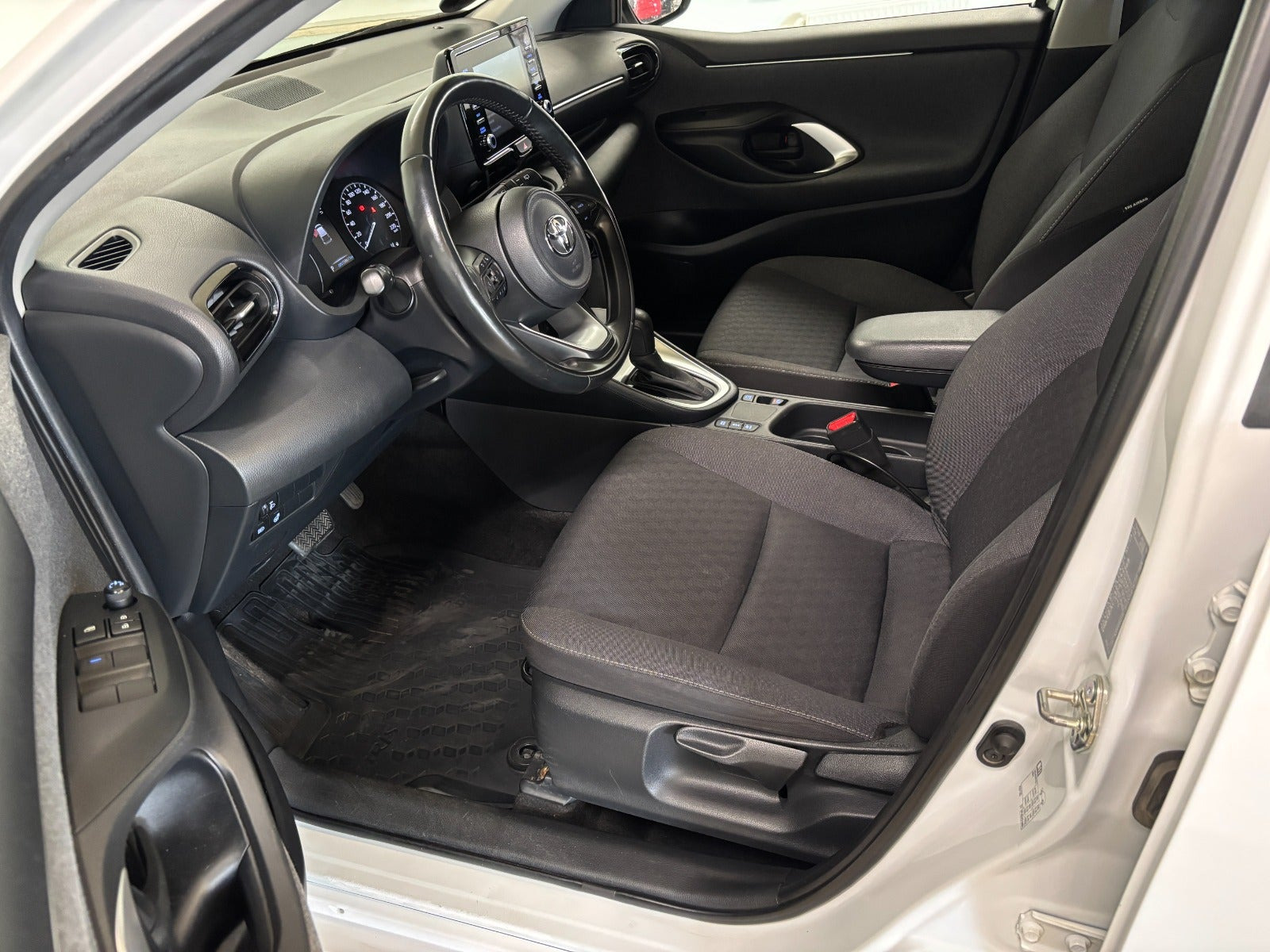 Hvid Toyota Yaris fra 2021