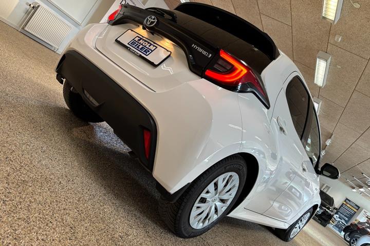 Hvid Toyota Yaris fra 2021