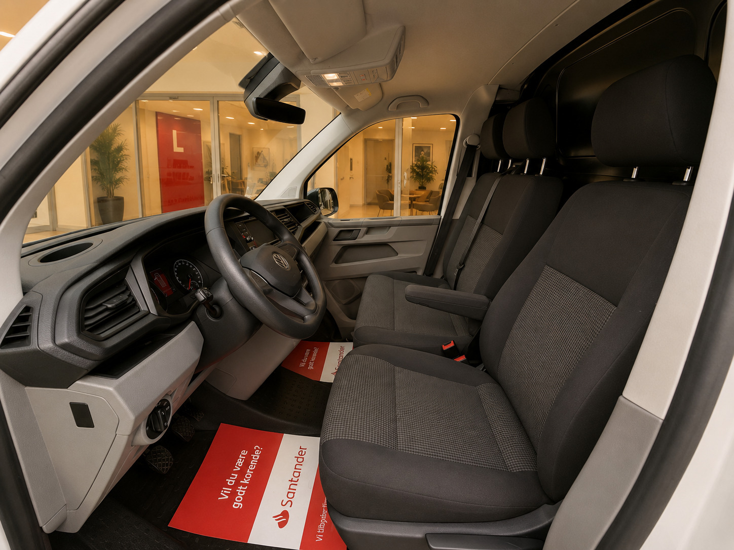 Hvid VW Transporter fra 2021