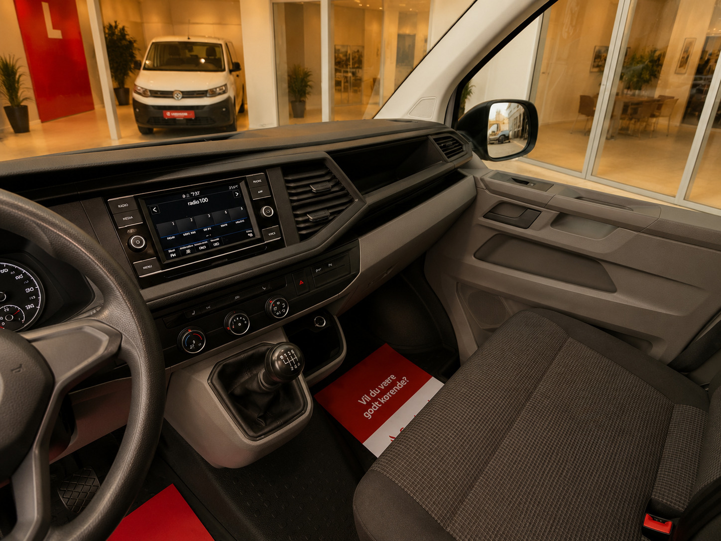 Hvid VW Transporter fra 2021