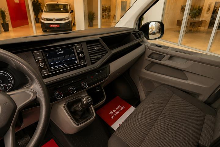 Hvid VW Transporter fra 2021