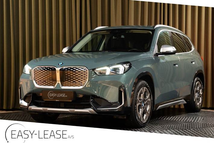 Grøn BMW iX1 fra 2024 set udefra