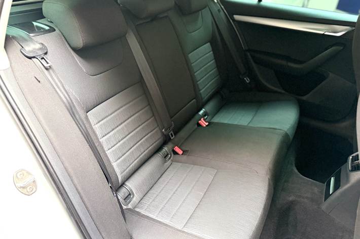Hvid Skoda Octavia fra 2015