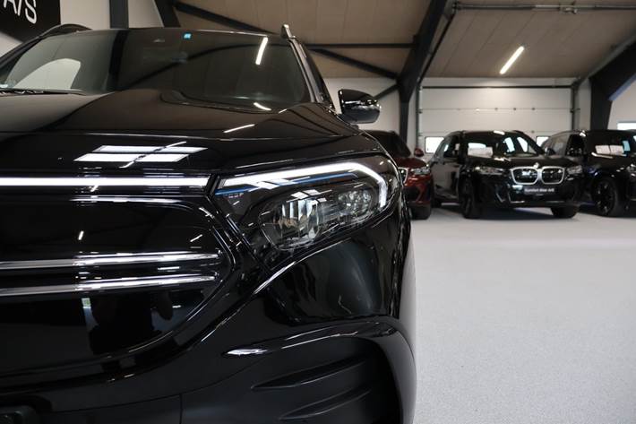 Sort Mercedes EQB250 fra 2023