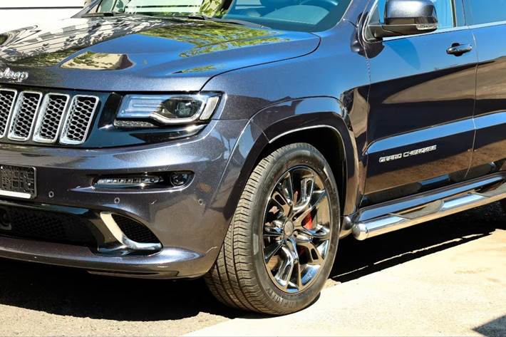 Sort Jeep Grand Cherokee fra 2016