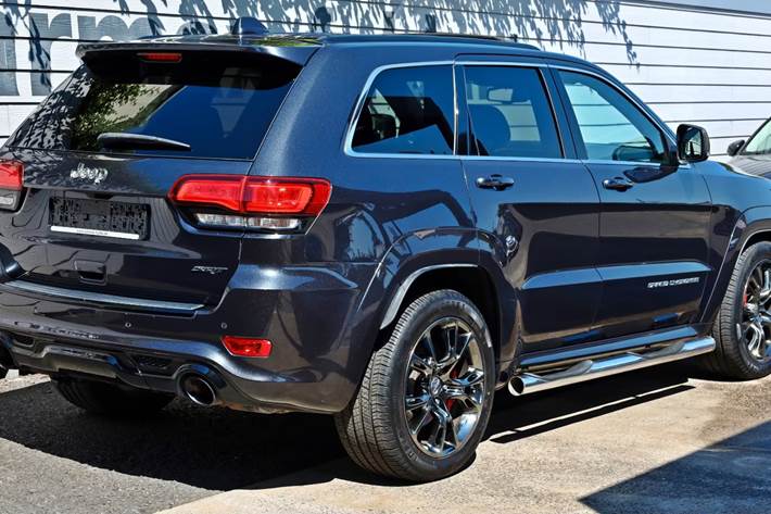 Sort Jeep Grand Cherokee fra 2016