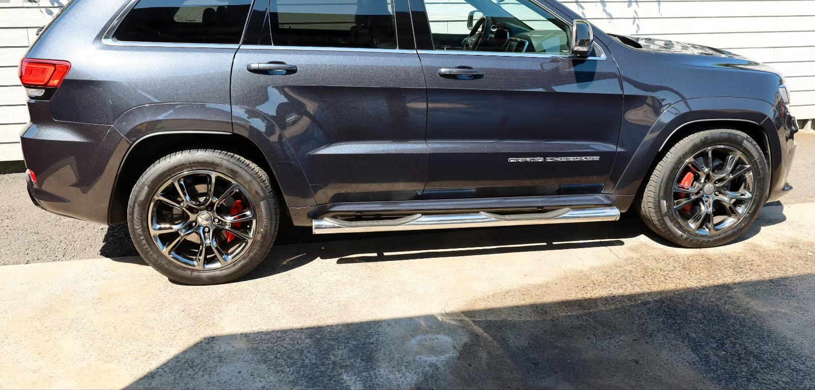 Sort Jeep Grand Cherokee fra 2016