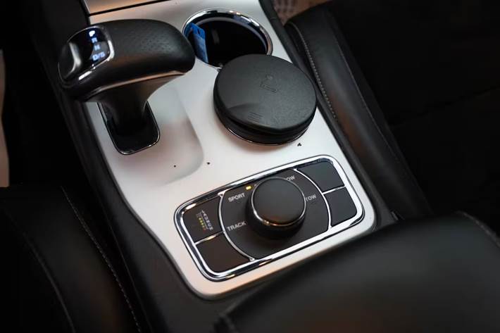 Sort Jeep Grand Cherokee fra 2016