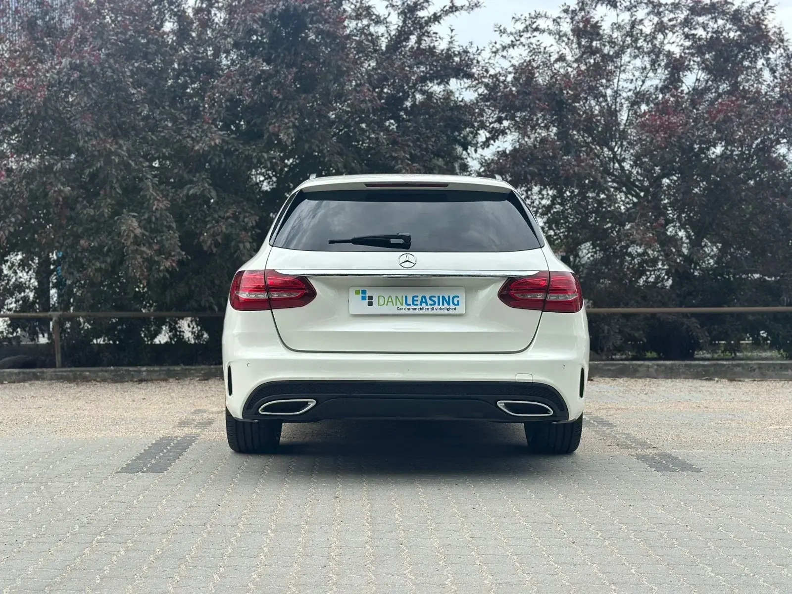 Hvid Mercedes C250 d fra 2017 set udefra