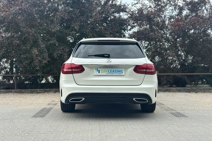 Hvid Mercedes C250 d fra 2017 set udefra