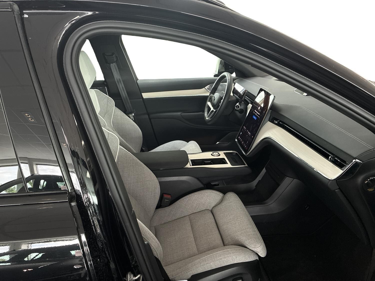 Sort Volvo EX90 fra 2025