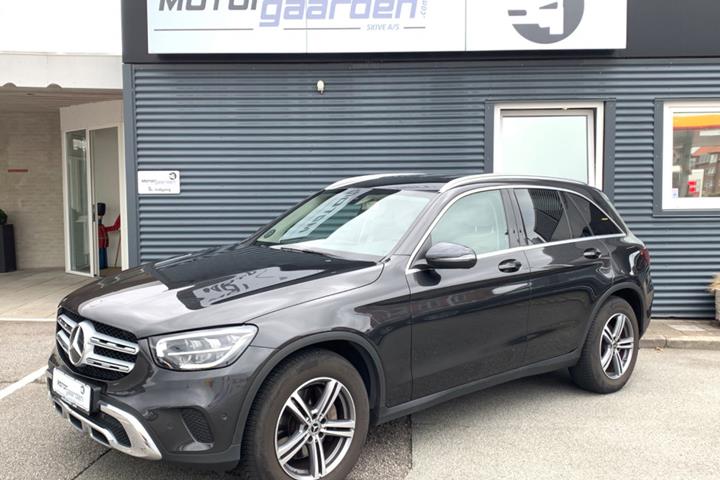 Grå Mercedes GLC220 d fra 2020