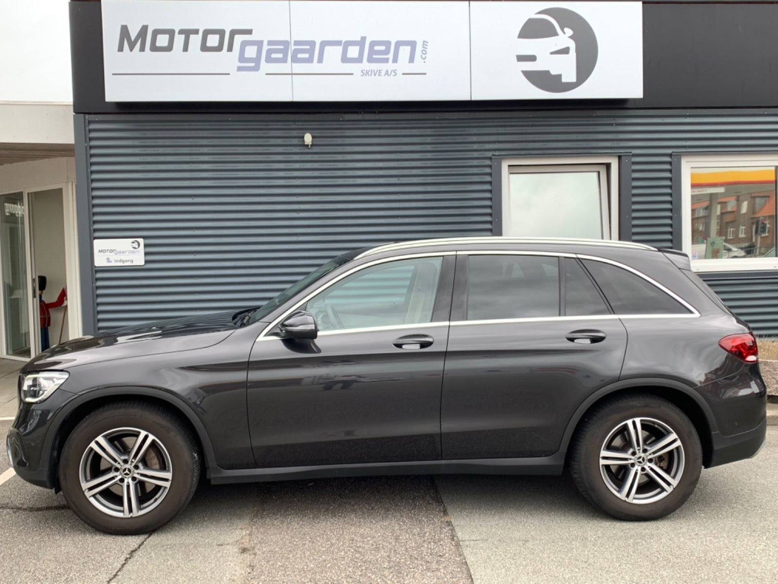 Grå Mercedes GLC220 d fra 2020