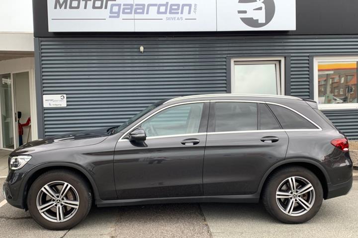 Grå Mercedes GLC220 d fra 2020