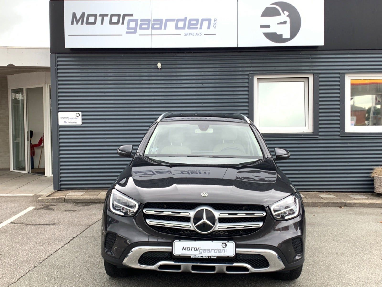 Grå Mercedes GLC220 d fra 2020