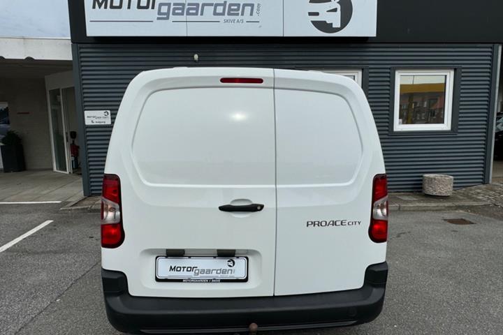 Hvid Toyota ProAce City fra 2021
