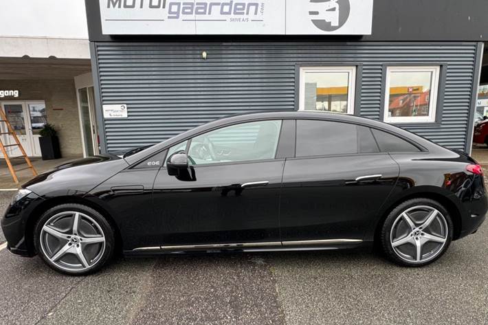 Sort Mercedes EQE300 fra 2023