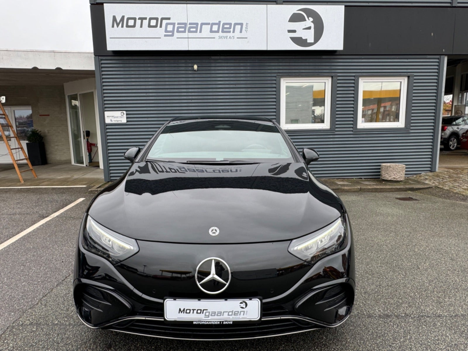 Sort Mercedes EQE300 fra 2023