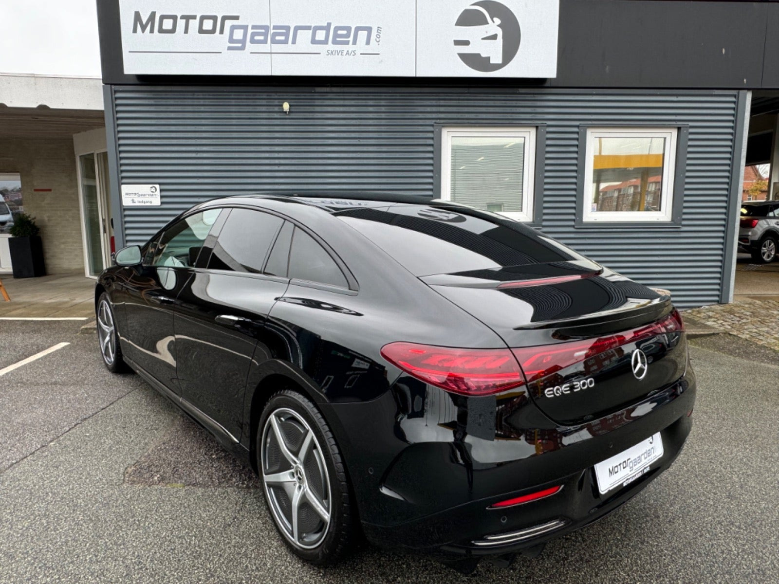 Sort Mercedes EQE300 fra 2023
