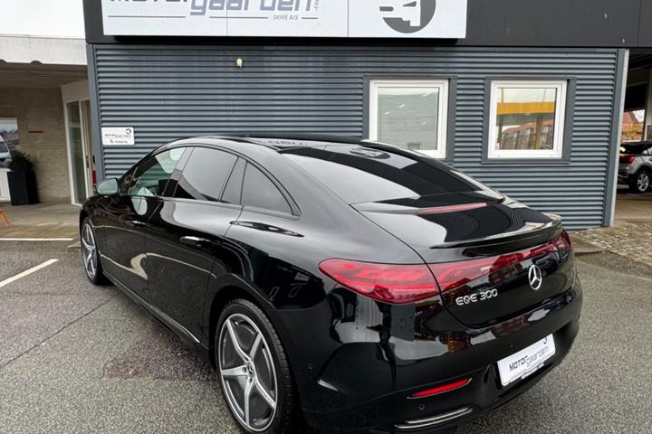 Sort Mercedes EQE300 fra 2023