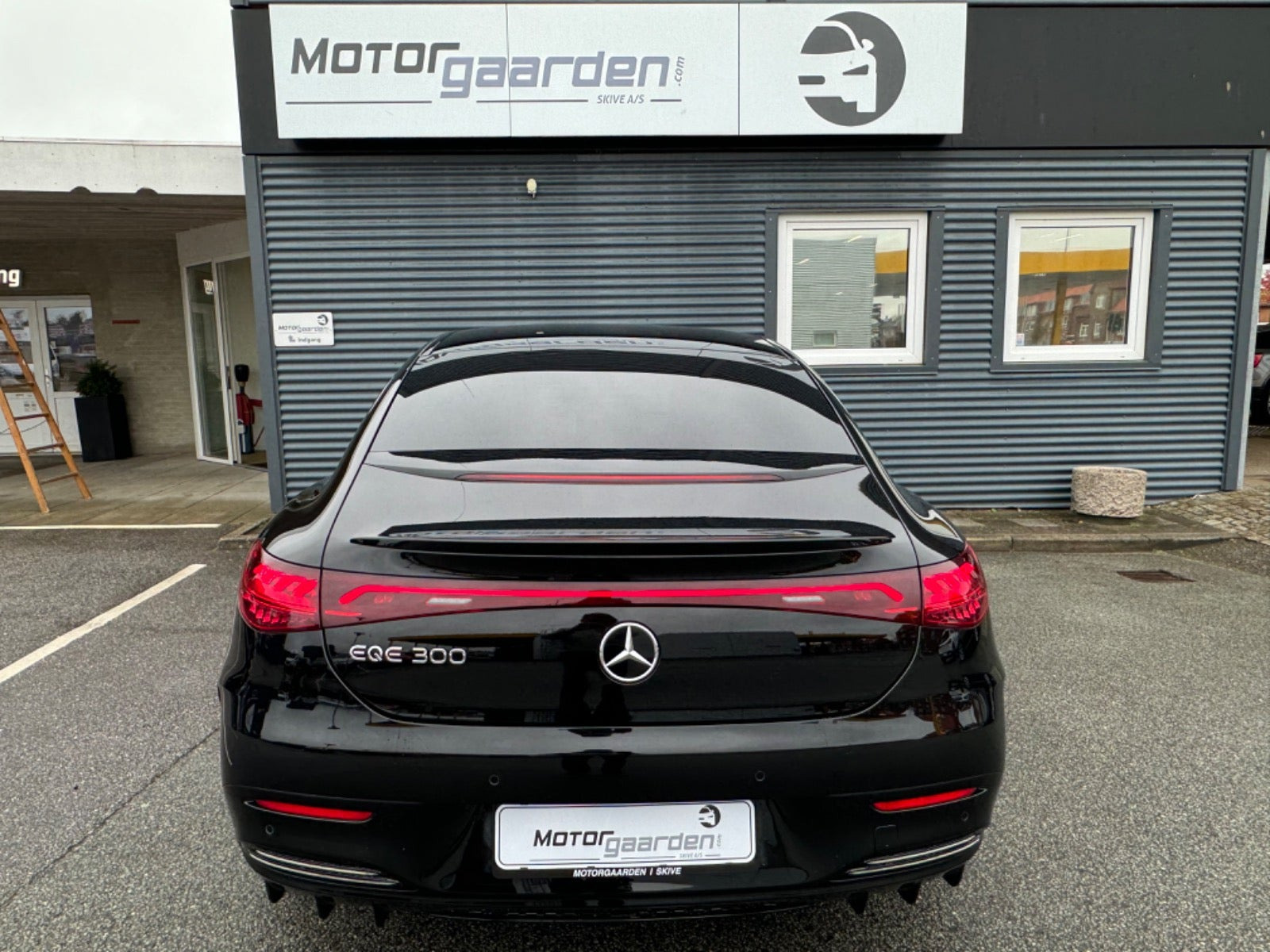 Sort Mercedes EQE300 fra 2023