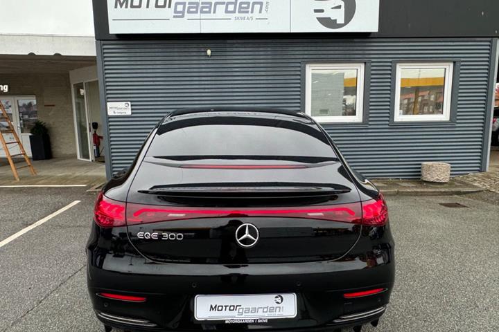 Sort Mercedes EQE300 fra 2023
