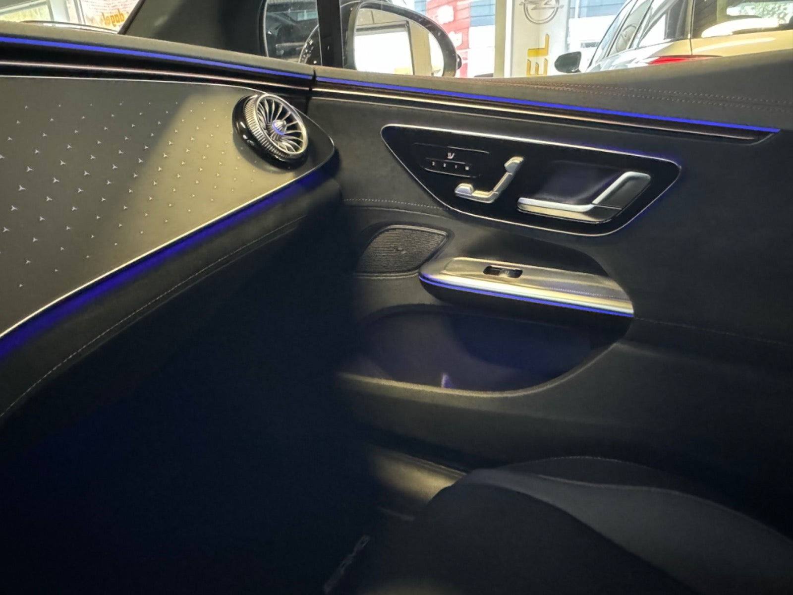 Sort Mercedes EQE300 fra 2023