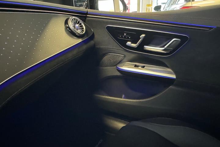 Sort Mercedes EQE300 fra 2023