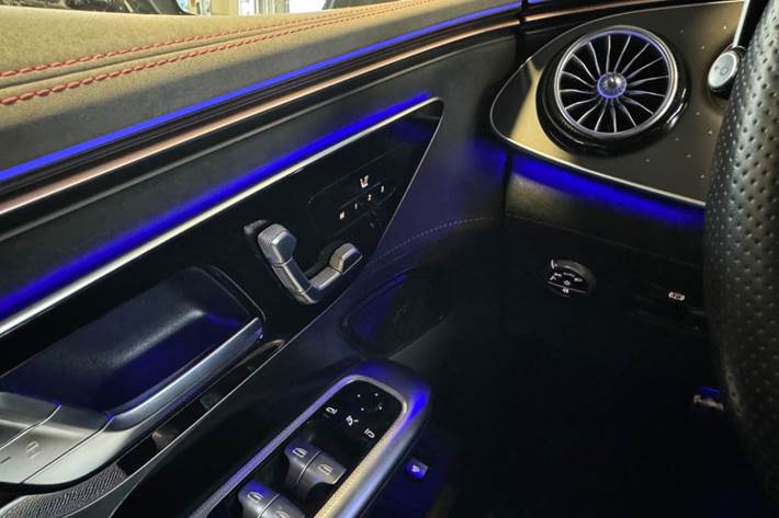 Sort Mercedes EQE300 fra 2023