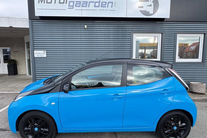 Blå Toyota Aygo fra 2015