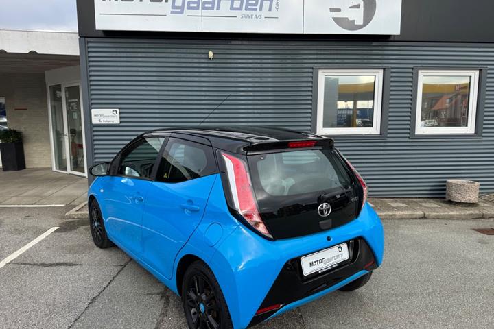 Blå Toyota Aygo fra 2015