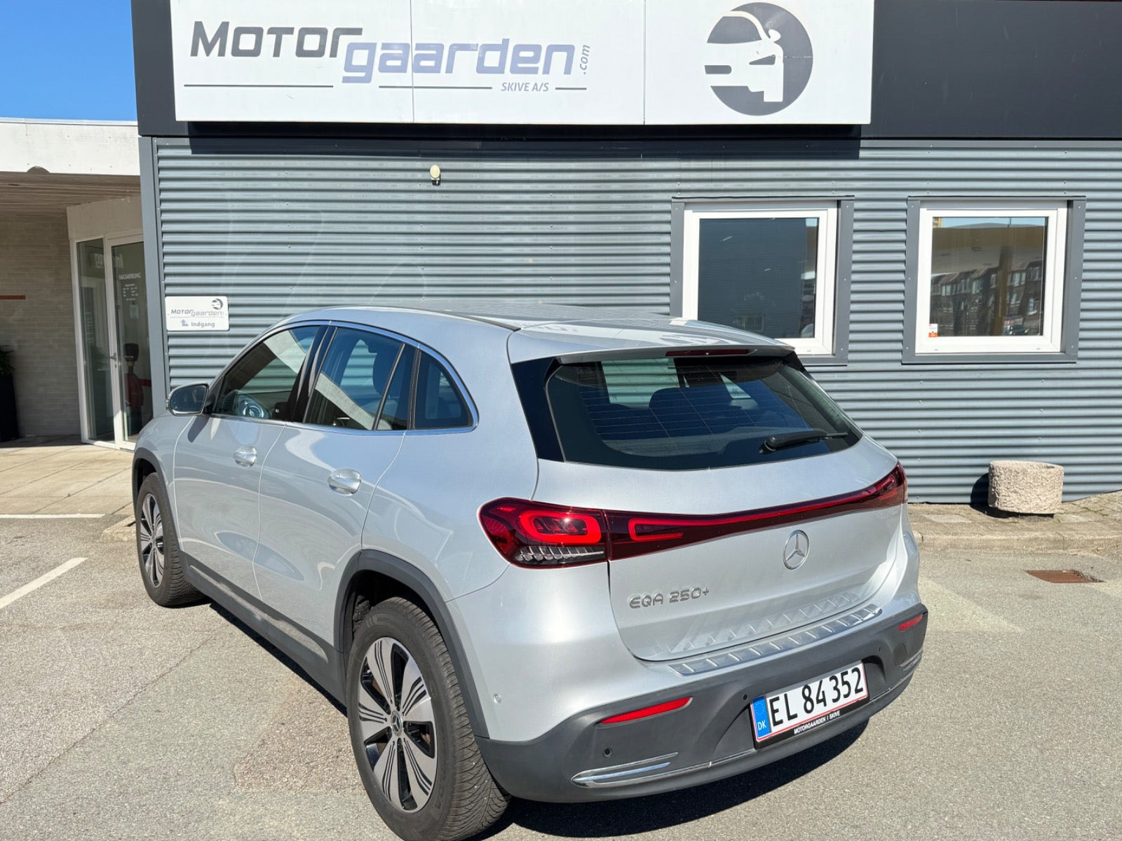 Sølv Mercedes EQA250+ fra 2023