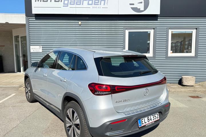 Sølv Mercedes EQA250+ fra 2023