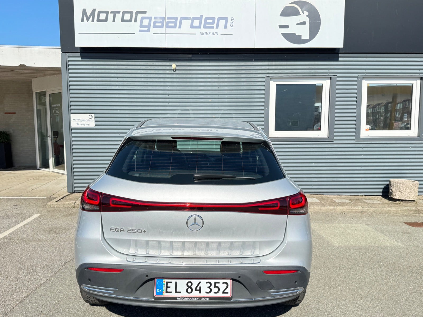 Sølv Mercedes EQA250+ fra 2023