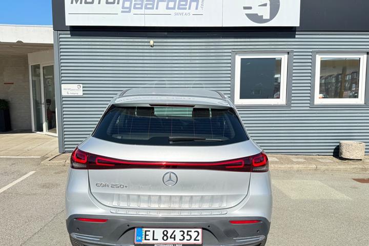 Sølv Mercedes EQA250+ fra 2023