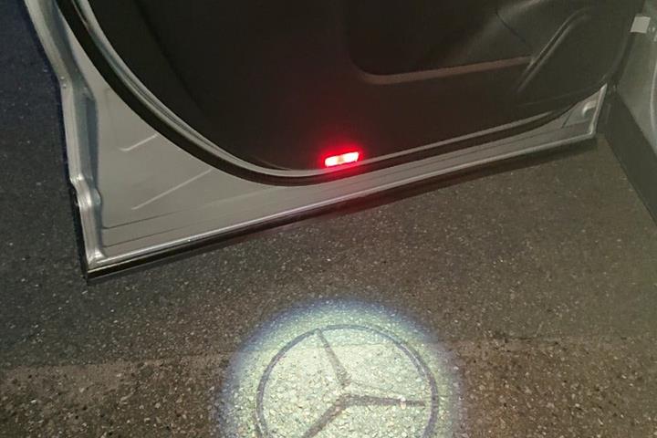 Sølv Mercedes EQA250+ fra 2023