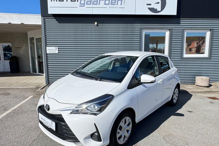 Hvid Toyota Yaris fra 2017 set udefra