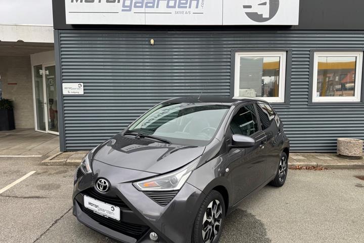 Grå Toyota Aygo fra 2021 set udefra