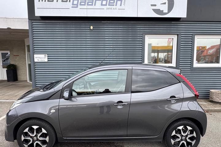 Grå Toyota Aygo fra 2021