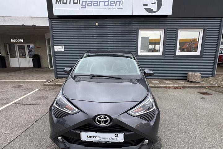 Grå Toyota Aygo fra 2021