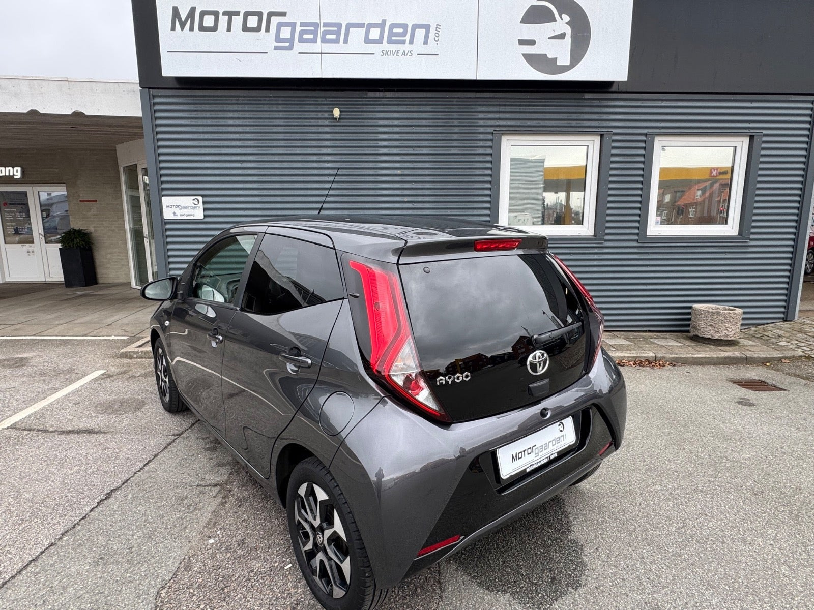 Grå Toyota Aygo fra 2021