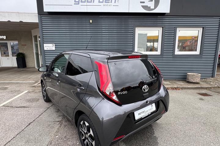 Grå Toyota Aygo fra 2021
