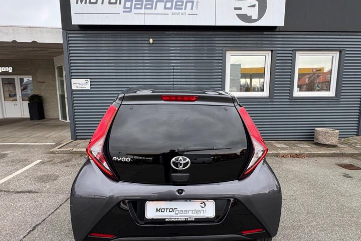Grå Toyota Aygo fra 2021