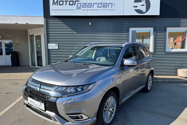 Grå Mitsubishi Outlander fra 2020 set udefra
