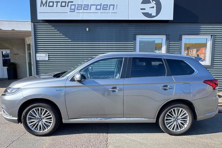 Grå Mitsubishi Outlander fra 2020