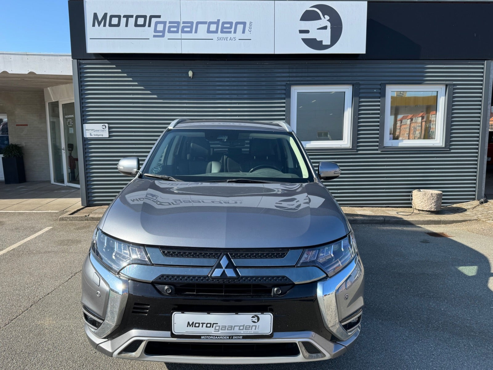 Grå Mitsubishi Outlander fra 2020