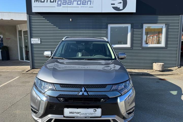 Grå Mitsubishi Outlander fra 2020